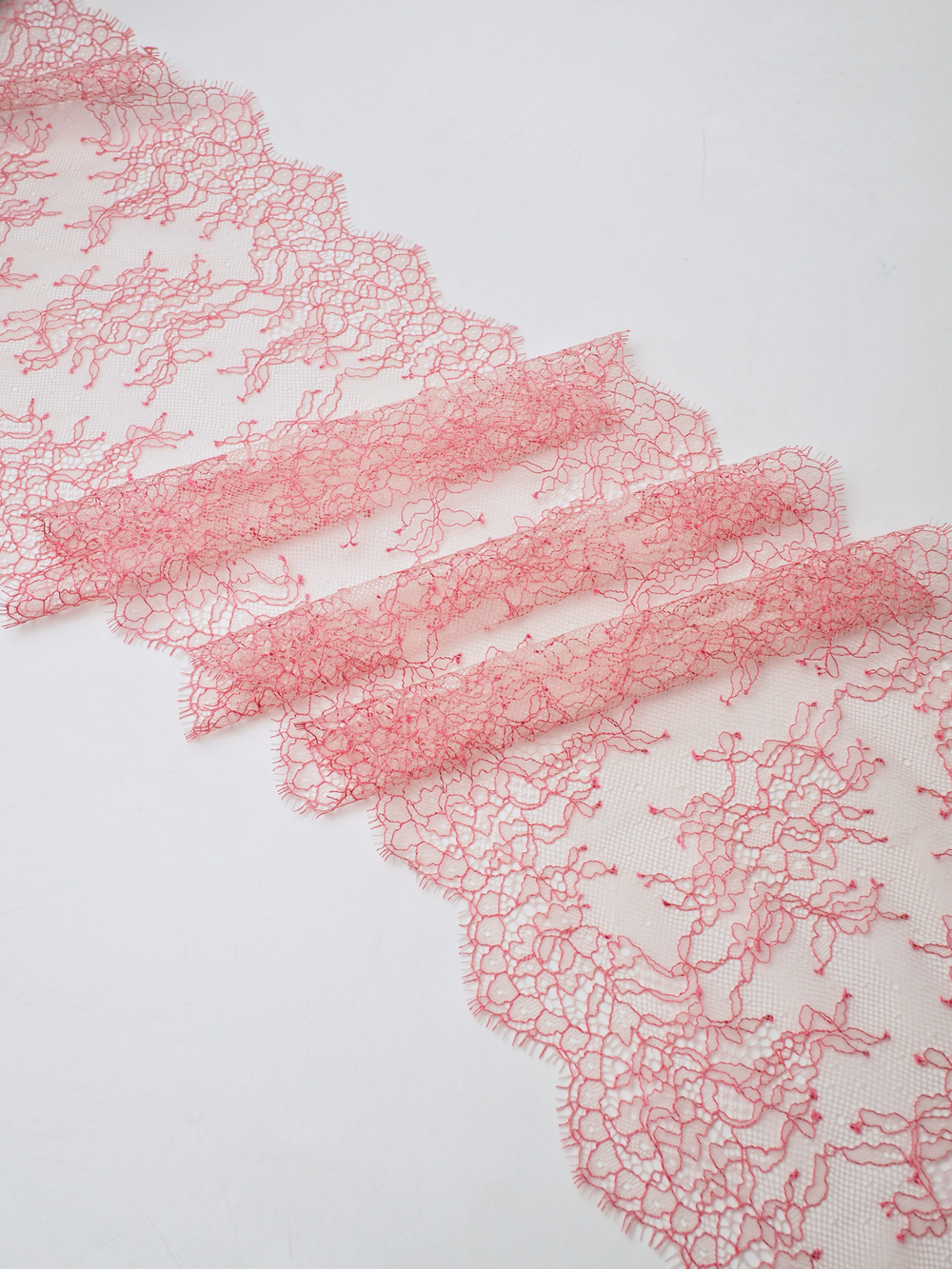 Кружево шантильи серебристый пион с малиновой ниткой неэластичное ширина 22 см длина 1.45 м