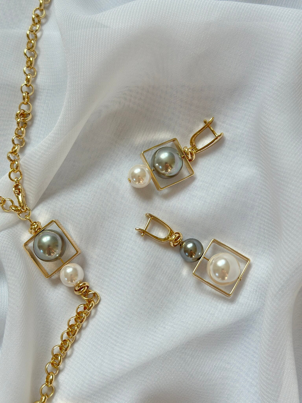 Серьги асимметричные miss Di золото с белым и серым жемчугом Майорка