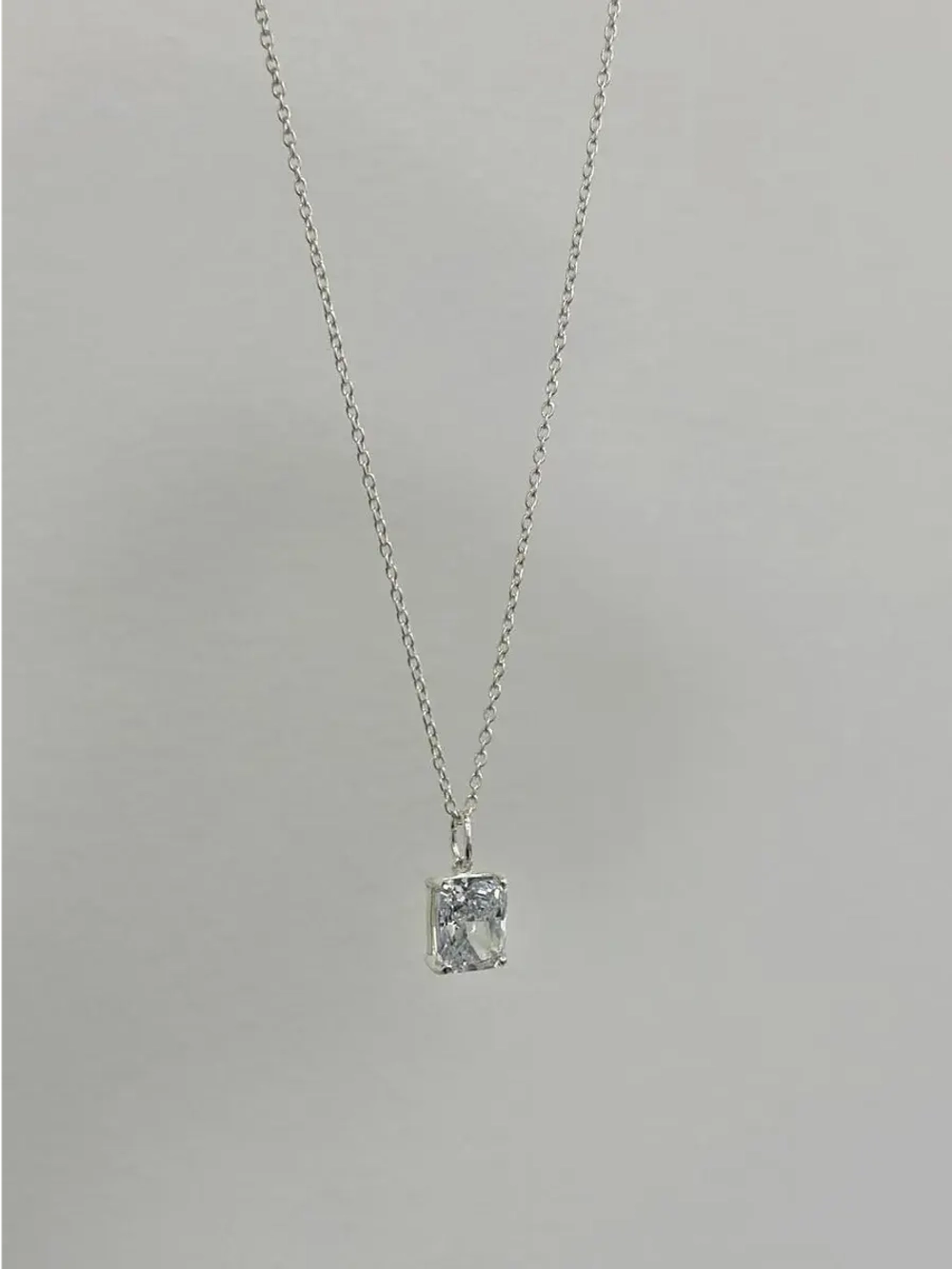 Серебряное колье с бриллианитом