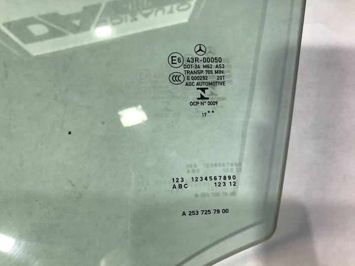 Стекло двери переднее Mercedes GLC X253 (15-22)