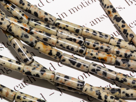 Нить бусин из далматиновой яшмы, трубочки 4х13мм