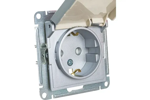 Розетка Systeme Electric ATLASDESIGN с заземлением с крышкой и шторкой алюминий 38194