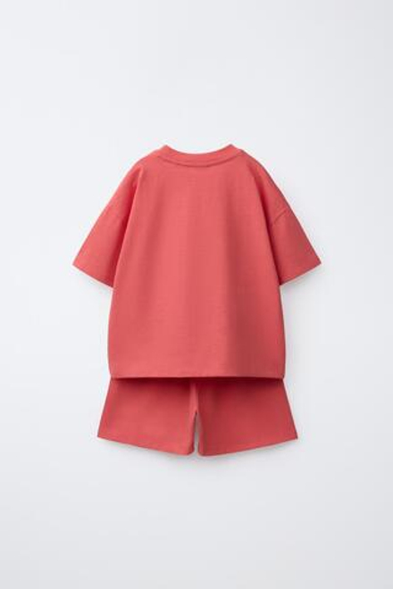 ZARA КОМПЛЕКТ ИЗ ФУТБОЛКИ И БЕРМУДОВ, КОРАЛЛОВО-КРАСНЫЙ
