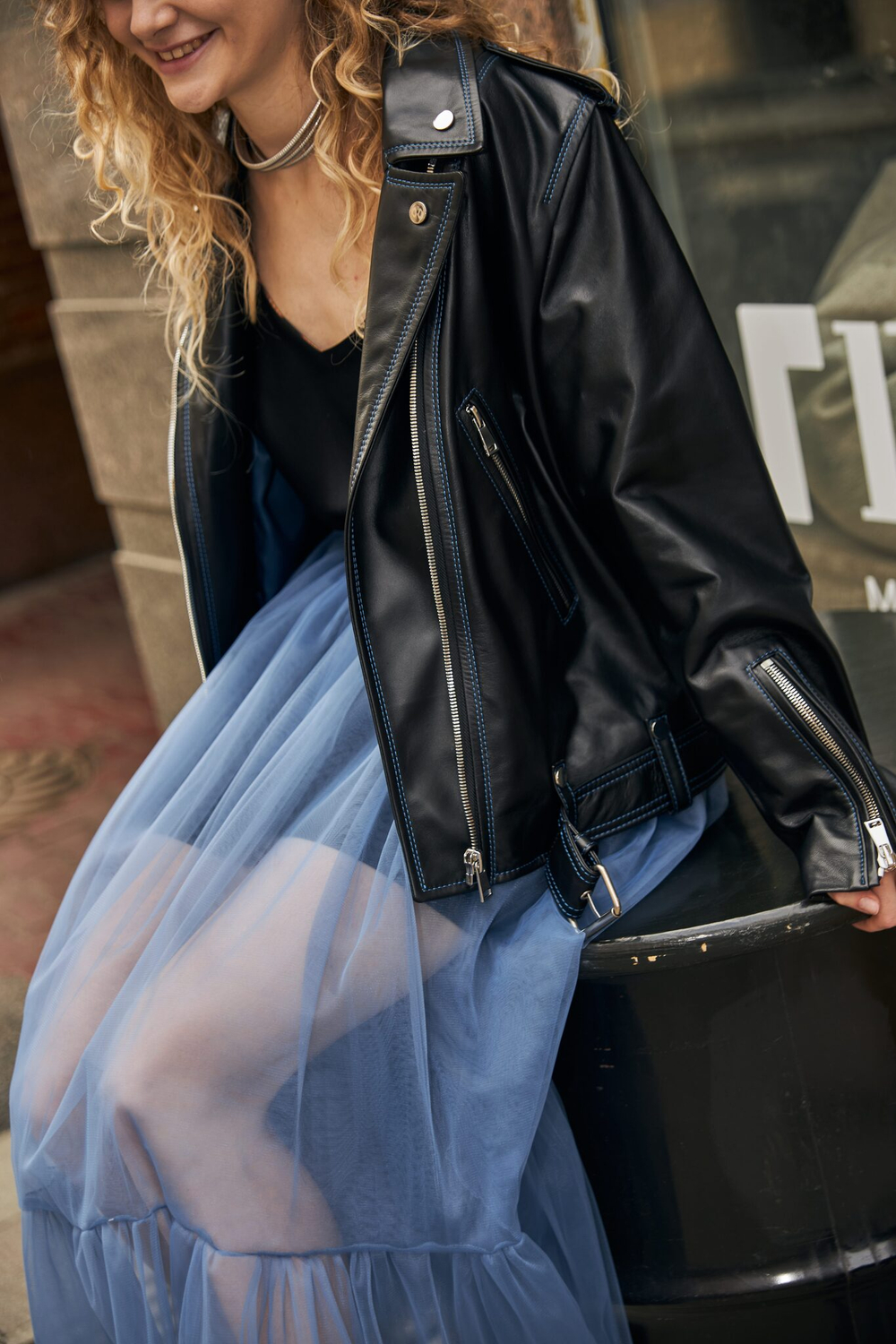 Косуха черная medium с контрастной отстрочкой мягкая кожа