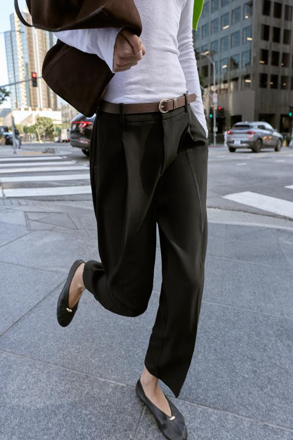 ZARA БРЮКИ С ЗАЩИПАМИ И РЕМНЕМ, ЧЕРНЫЙ