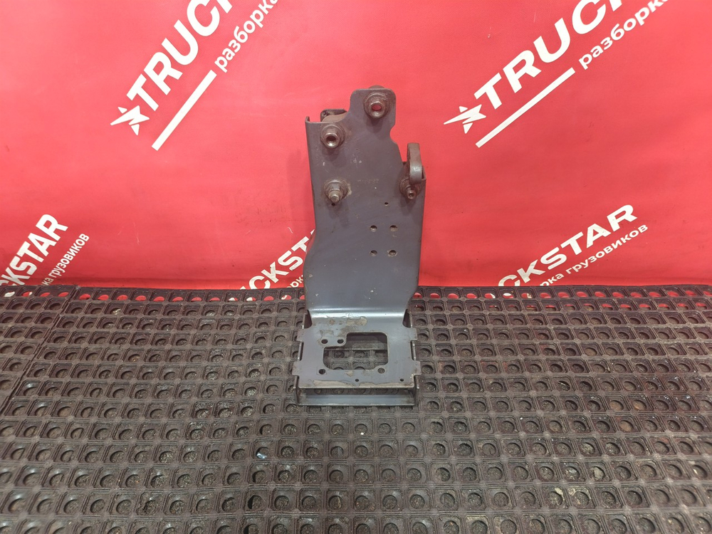 Кронштейн подножки правый