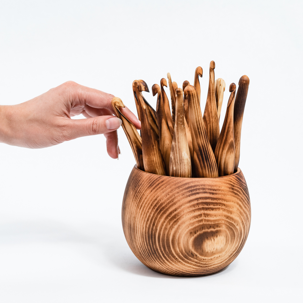 Набор деревянных крючков для вязания из древесины кедра 17 шт. (3-14 мм) с клубочницей. KN25