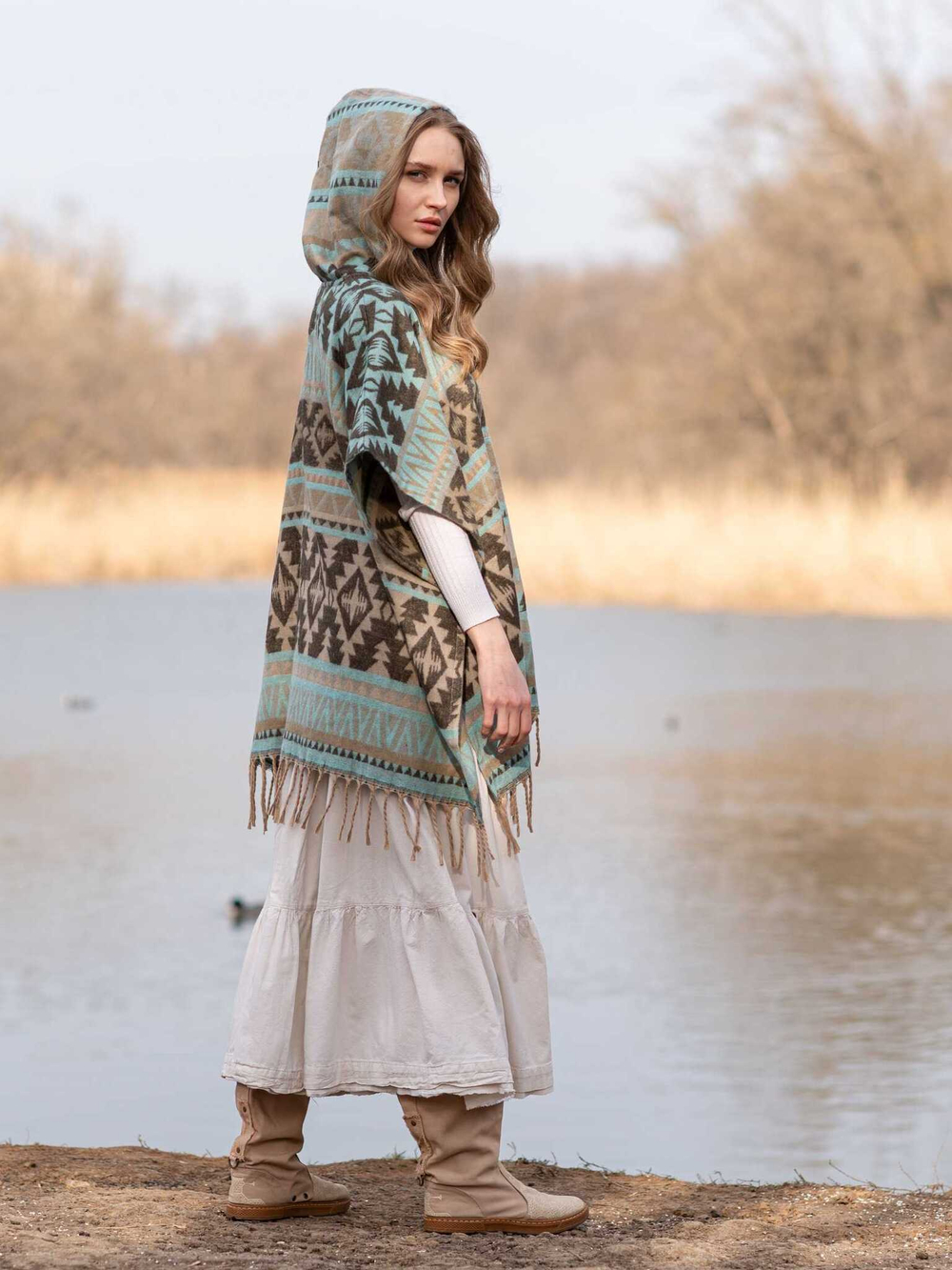 Пончо шерстяное с орнаментом