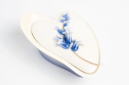 Шкатулка с крышкой с колокольчиками