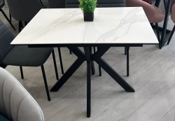 Стол КОМИЛЬФО МИНИ 100 БЕЛЫЙ МРАМОР с прожилками латте, керамика / ЧЕРНЫЙ, М-City