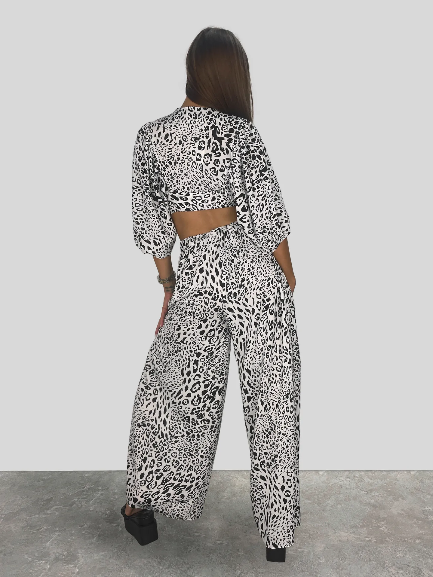 Костюм Kasiet из укороченной рубашки с завязками и широких штанов на резинке с разрезами леопардовый принт купить