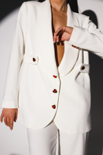 Пиджак с оригинальными пуговицами прямого кроя в молочном оттенке