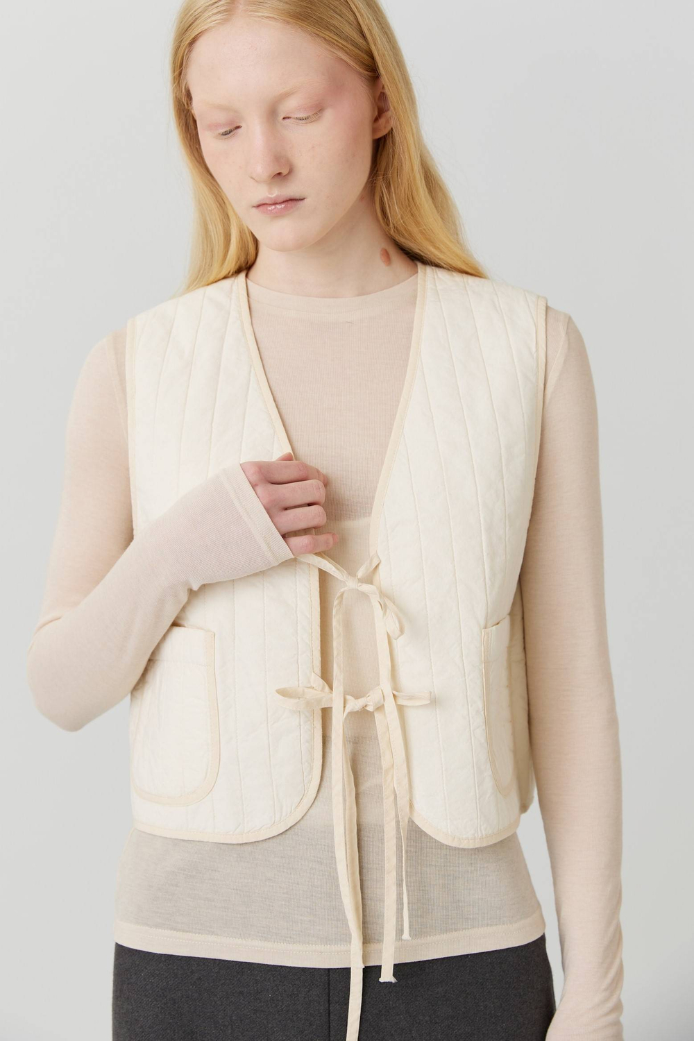 Жилет на двух завязках из молочного хлопка