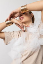 Не базовая футболка в бежевом оттенке с нежным декором