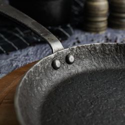 Сковорода для подачи 20 см h2,6 см круглая " " углерод. сталь ИНДУКЦИЯ P.L.