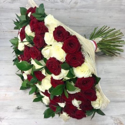 Букет из 51 розы микс (70 см) + зелень