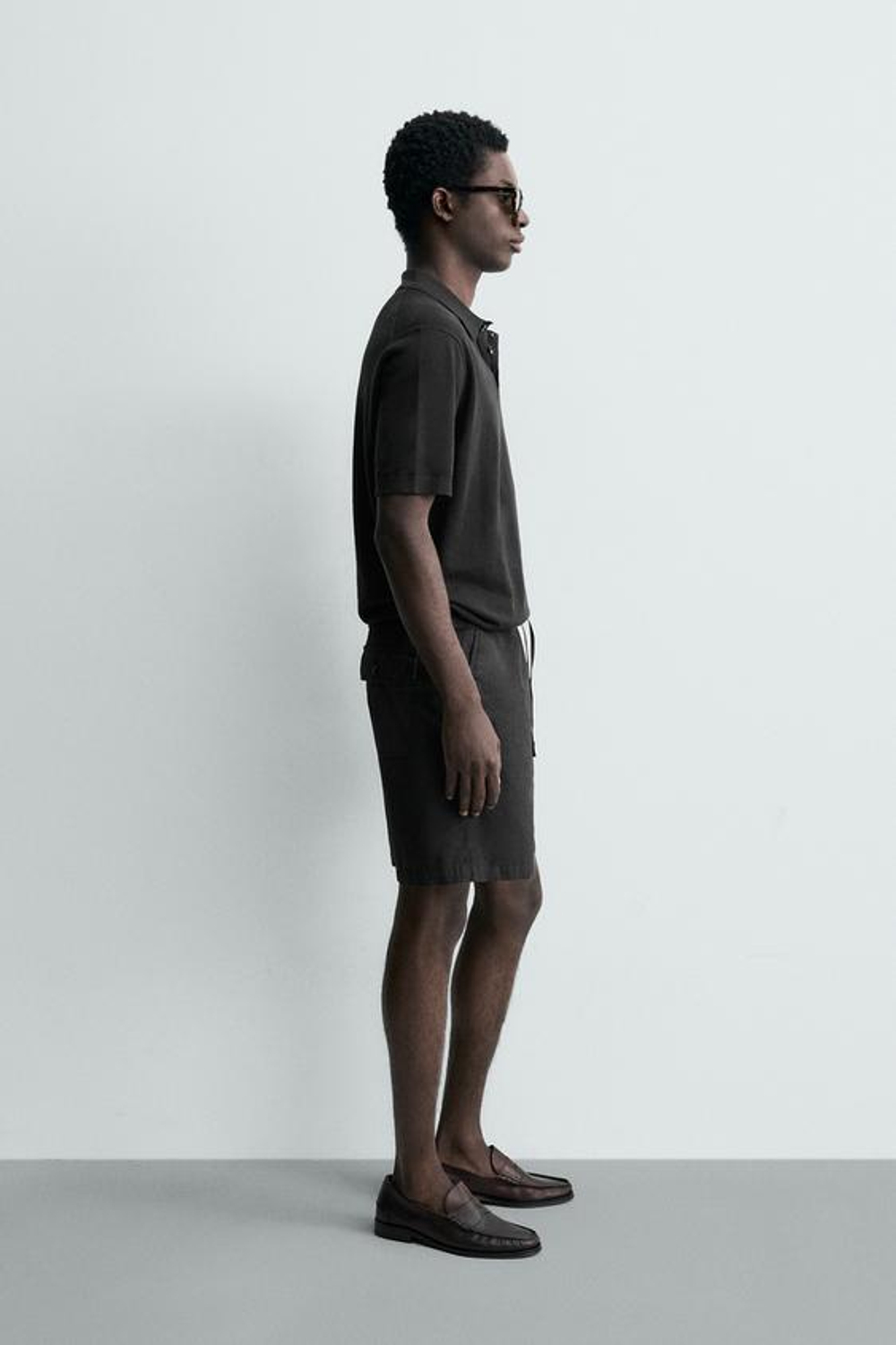 ZARA ШОРТЫ REGULAR FIT С ЭФФЕКТОМ ПОТЕРТОСТИ, ЧЕРНЫЙ