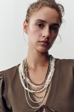 ZARA НАБОР ИЗ 2 ОЖЕРЕЛИЙ С БУСИНАМИ И ЖЕМЧУГОМ, ЖЕМЧУЖНО-СЕРЫЙ