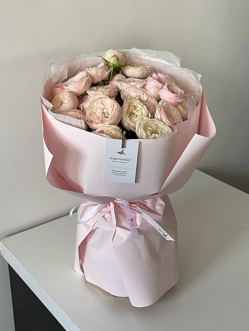 Авторский букет пионовидной кустовой розы Менсфилд парк - крупный бутон