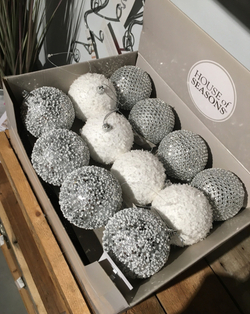 Набор шаров 24шт 8см House of Seasons серебро/белый в ассортименте 3 вида 1064826