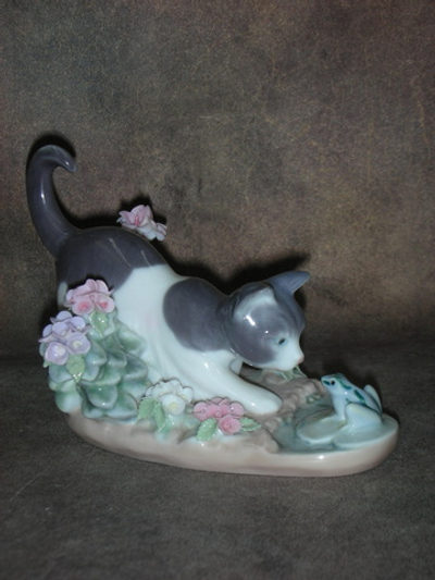 Статуэтка. Фарфор. Противостояние Котёнка и Лягушонка. Lladro. Испания