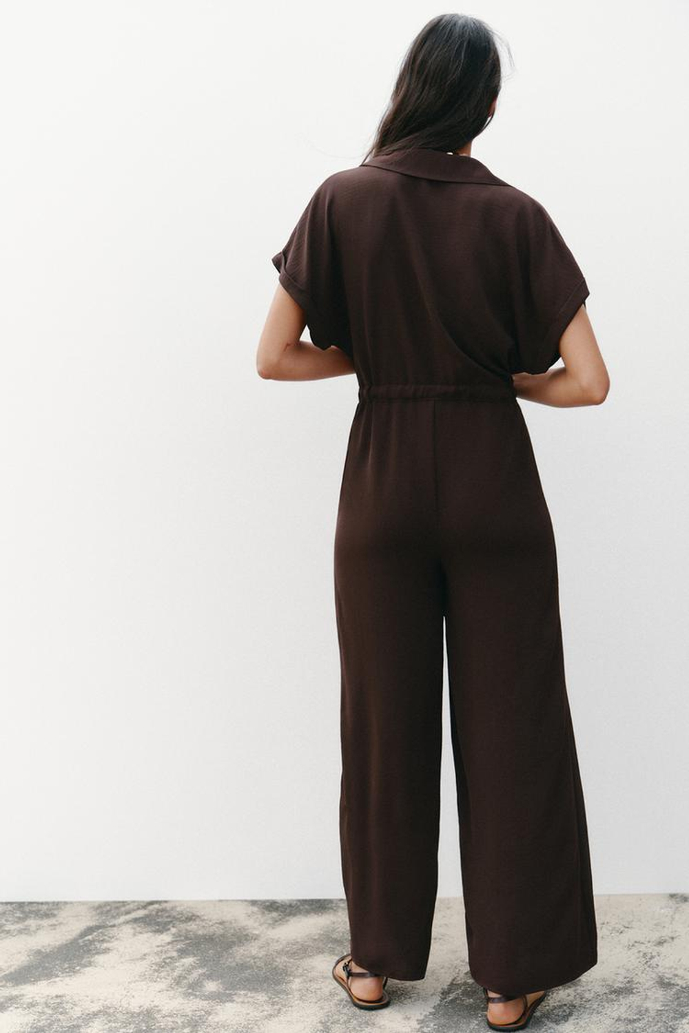 ZARA КОМБИНЕЗОН ИЗ СТРУЯЩЕЙСЯ ТКАНИ С КАРМАНАМИ, ШОКОЛАДНЫЙ