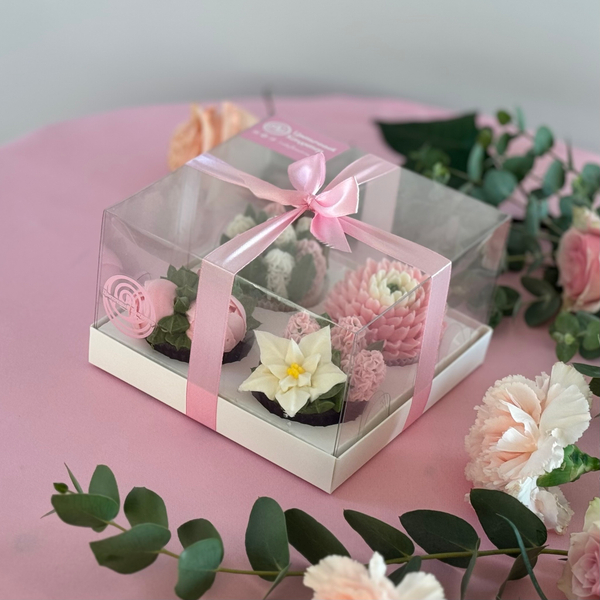 Капкейки с шапочками из крем - чиза в виде цветов 4 шт