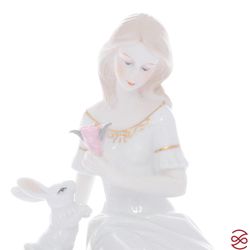 Статуэтка Royal Classics Девушка в саду 35 см