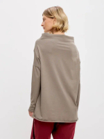 Лонгслив оверсайз с вырезом лодочка серо-бежевый