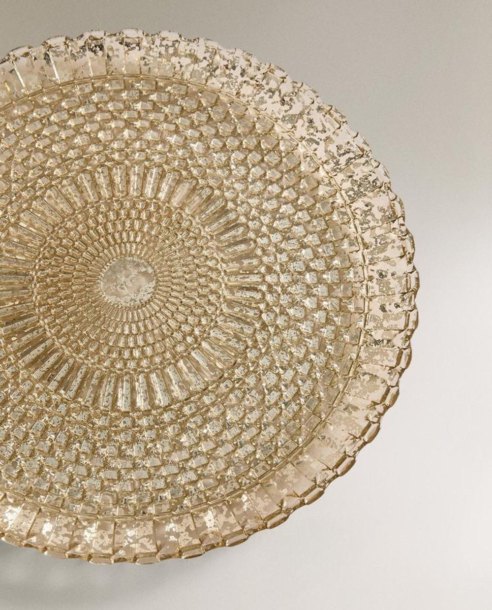 ZARA HOME НОВОГОДНЯЯ СТЕКЛЯННАЯ ТАРЕЛКА ИЗ РЕЛЬЕФНОГО СТЕКЛА, СЕРЕБРЯНЫЙ