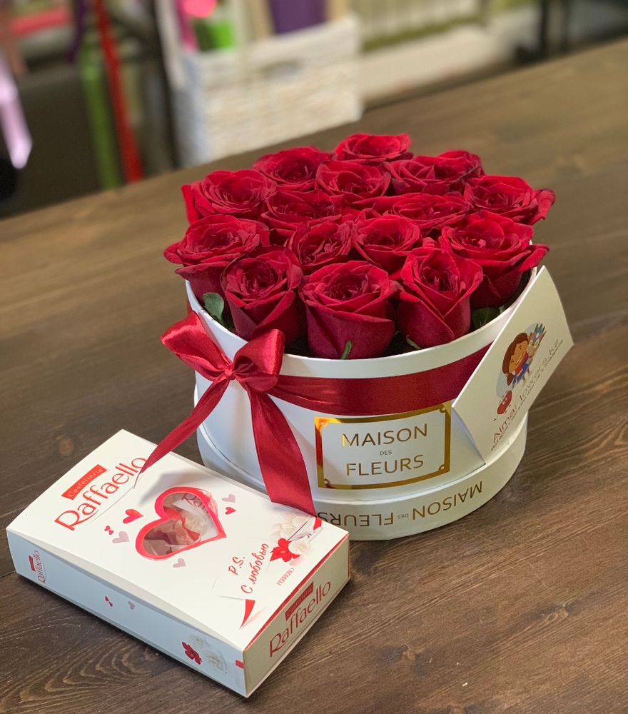 Красные розы в белой подарочной коробке &quot;Maison des Fleurs&quot; + &quot;Rafaello&quot;