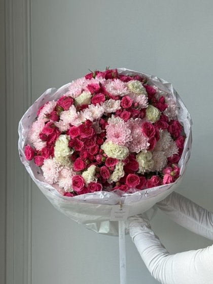 Гранд букет из кустовых роз, лизиантуса и хризантемы