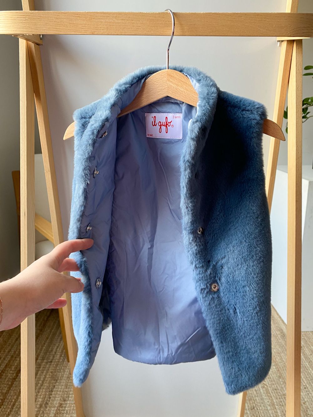 Новый меховой жилет Il Gufo, 98