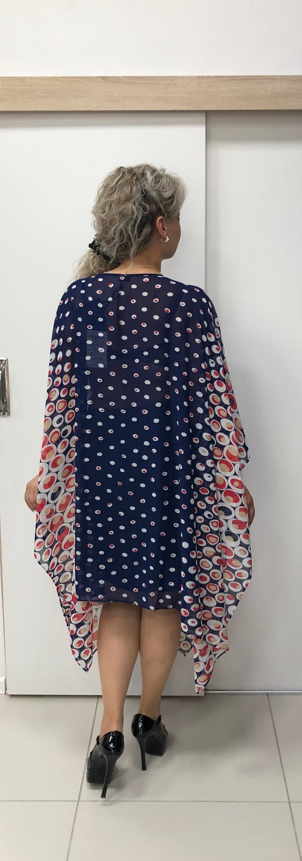 Синяя туника-пончо с бело-красным изображением