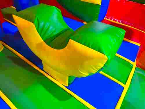 Коммерческий надувной батут «Радужный» с крышей, 5,9*5*3,5 м