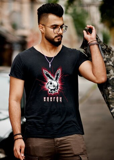 Футболка черная с принтом Кролик Энерджи