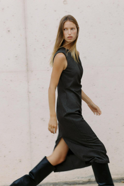 ZARA ПЛАТЬЕ-МИДИ В ПОЛОСКУ С ПРЯЖКОЙ, СЕРЫЙ