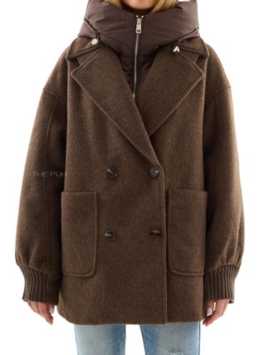 Шоколадное двубортное пальто с манишкой