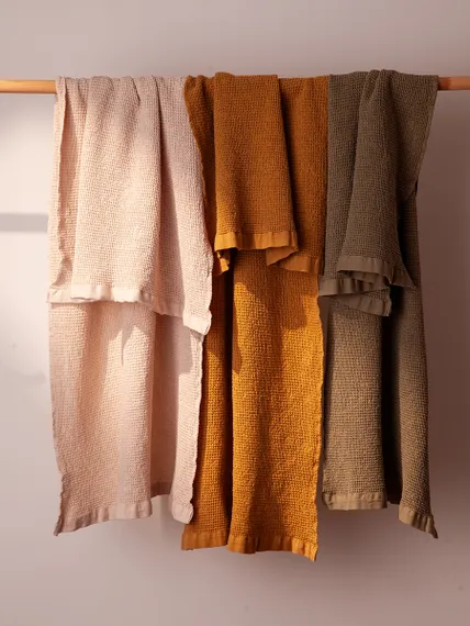 Полотенце банное из умягченной вафли цвета охры из коллекции essential, 70x140 см