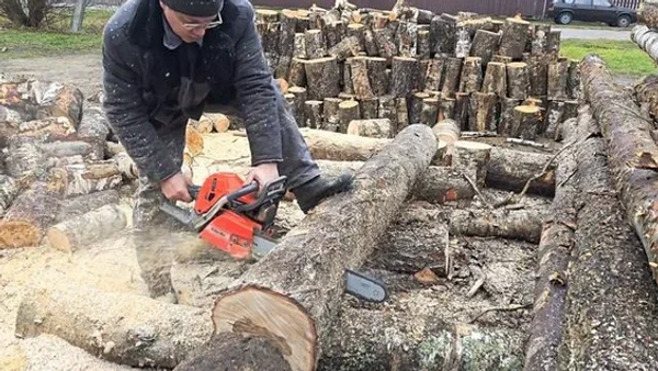 Как правильно пилить дрова бензопилой: безопасная и быстрая заготовка дров
