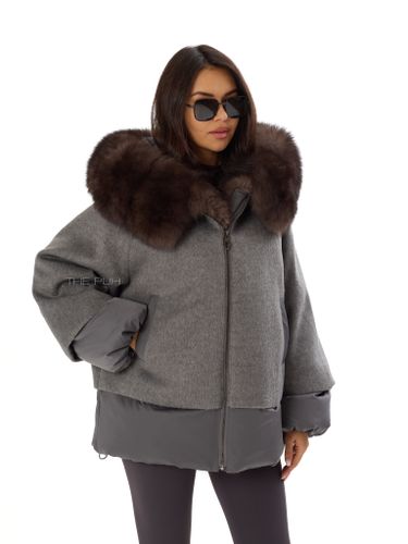 Комбинированный серый пуховик с мехом песца