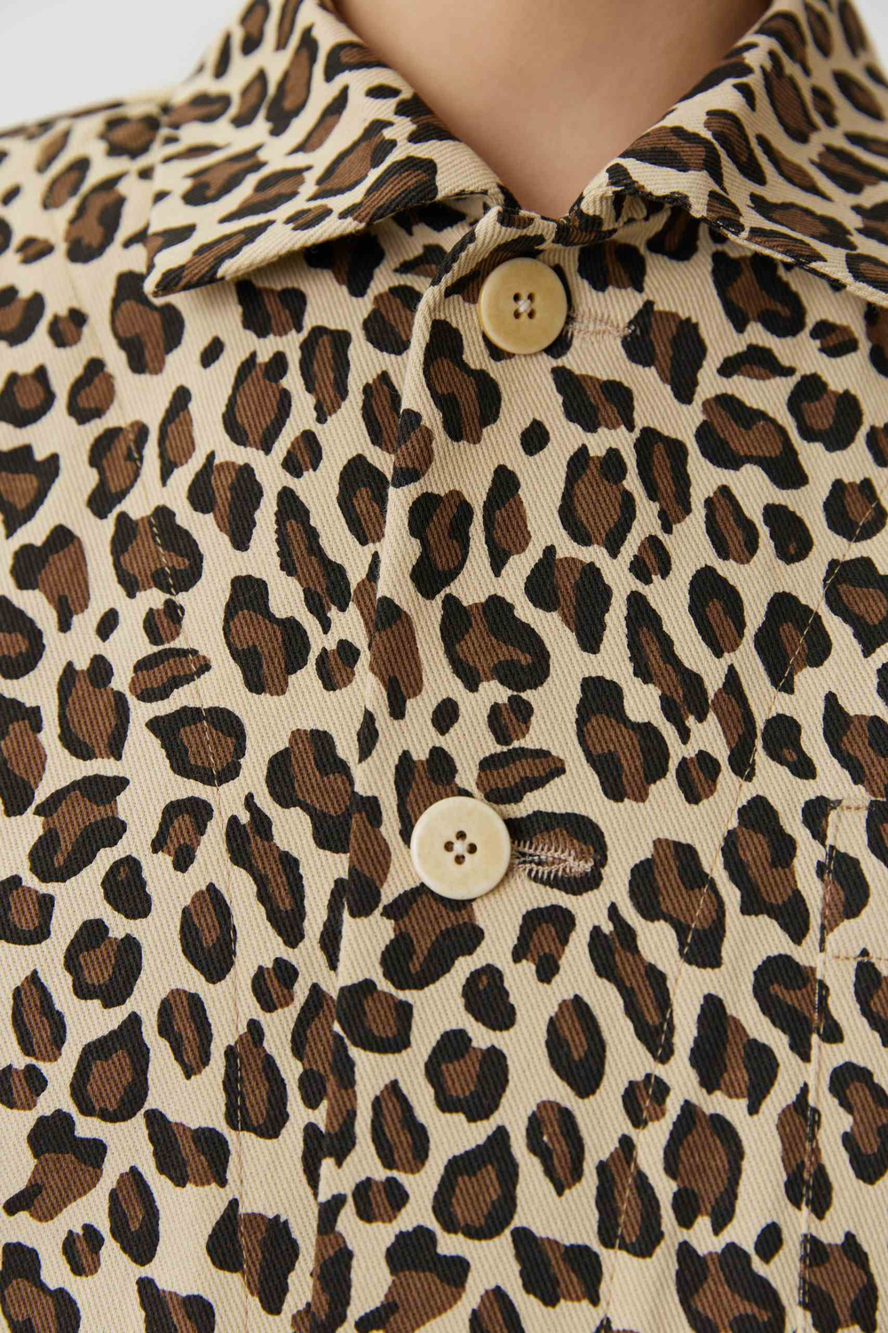 Жакет с тремя карманами из леопардовой джинсы