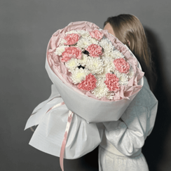 Букет из кустовых хризантем и диантусов