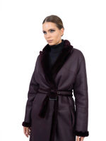 Женское бордовое пальто из овчины с меховой отделкой