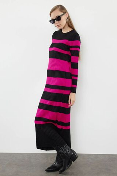 Черное трикотажное платье цвета хаки с блочными вставками TCTAW25EB00040