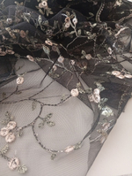 Вышивка на сетке: белый вьюн на черном