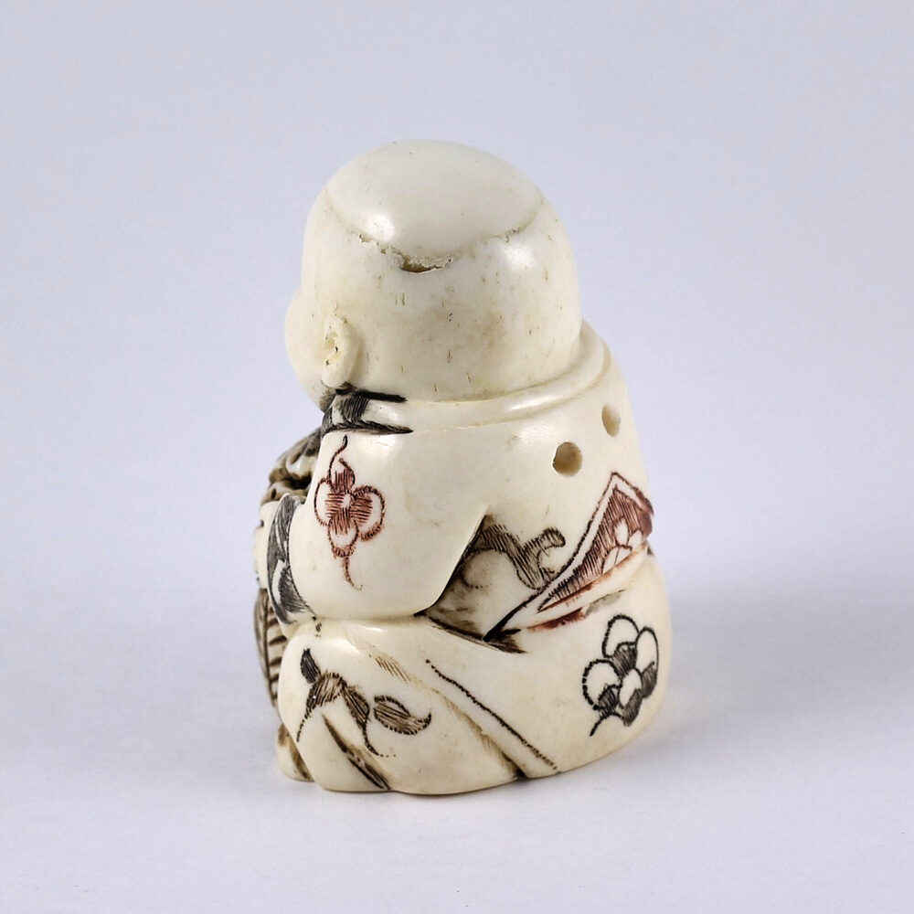 Нэцкэ Мальчик Карако с цветами