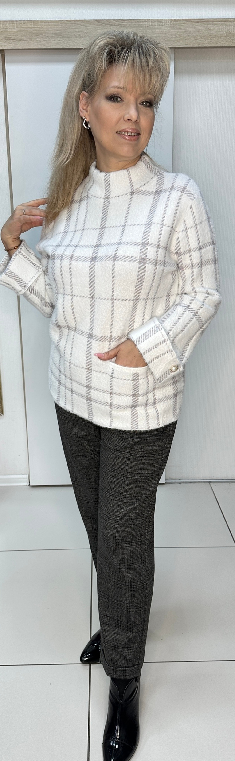 Красивый джемпер с ворсинками в клеточку