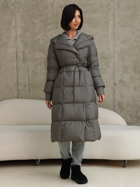 Удлиненный зеленый пуховик на запах с объемным капюшоном