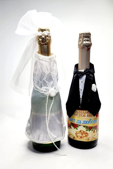 Наряды для свадебных бутылок в виде костюмов жениха и невесты